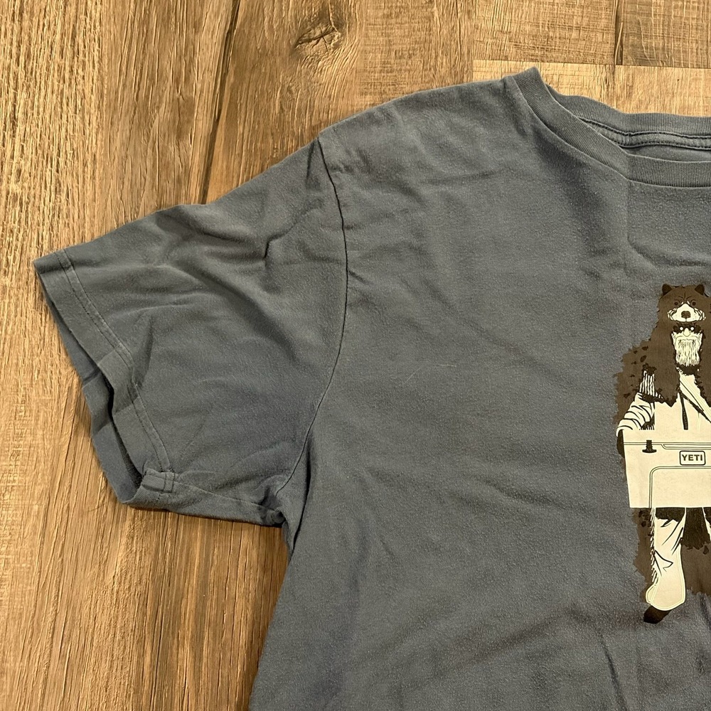 Yeti Mountain Man Holding Cooler Blue Mens Size L Short Sleeve Tee Shirt - Picture 6 of 8